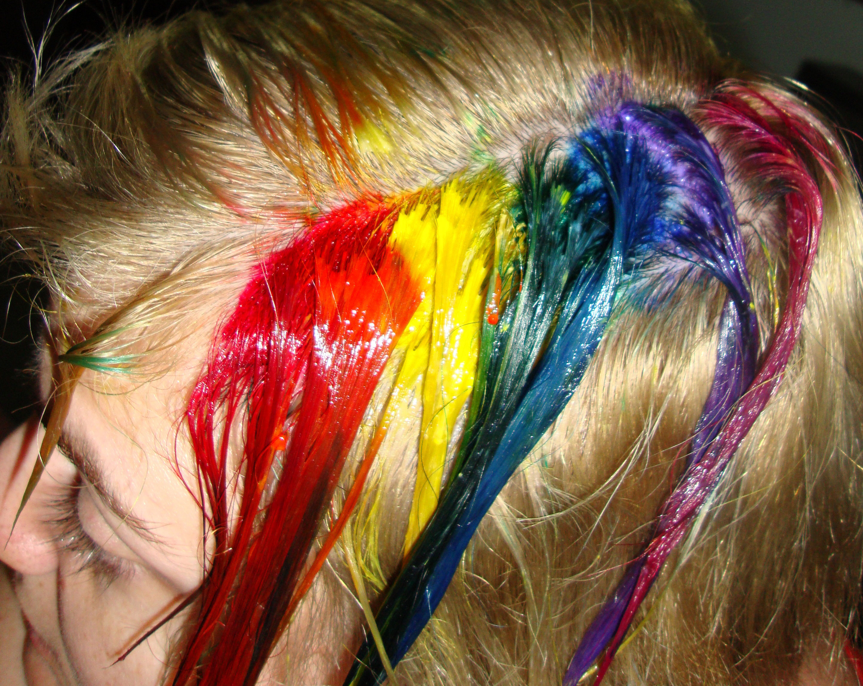 Uma mulher com cabelo curto e um cabelo colorido do arco-íris